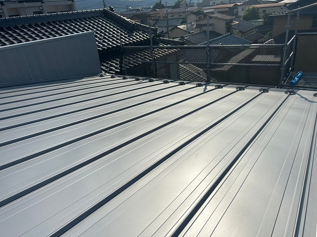 甲府市　屋根カバー　ガルバリウム鋼板　立平葺き